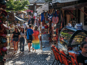 promeneurs-boutiques-rue-pont-mostar-bosnie
