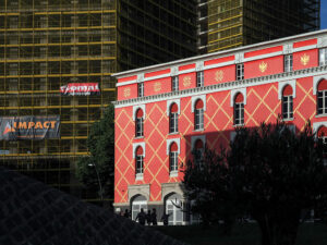 promeneurs-devant-batiment-orange-ministere-agriculture-tirana-albanie