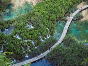 promeneurs-nature-passerelle-lacs-plitvice-croatie