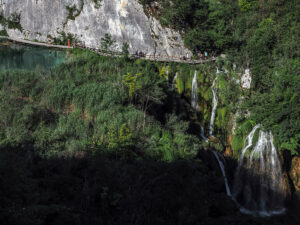 promeneurs-passerelle-cascade-inferieure-lac-plitvice-croatie