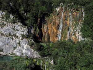 promeneurs-passerelle-cascade-superieure-lac-plitvice-croatie
