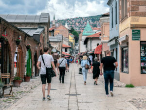 promeneurs-rue-pavee-sarajevo-bosnie