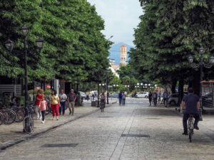 promeneurs-rue-principale-pavee-shkoder-albanie