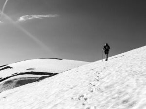 randonneur-neige-montagne-sentier-epirus-zagori-grece