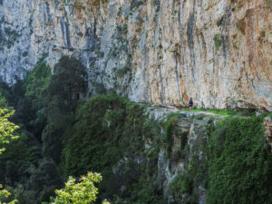 randonneuse-chemin-falaise-milies-pelion-grece