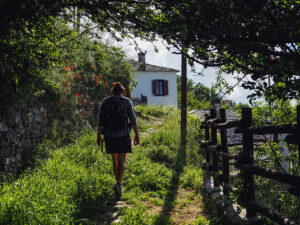 randonneuse-chemin-milies-pelion-grece