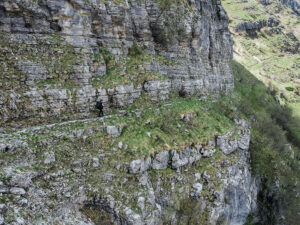 randonneuse-falaise-sentier-epirus-gorges-vikos-zagori-grece