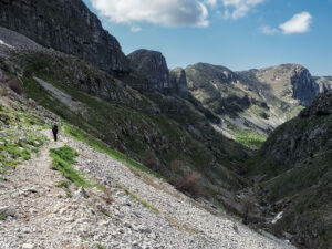 randonneuse-gorges-vikos-sentier-epirus-zagori-grece
