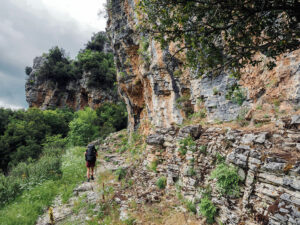 randonneuse-gorges-vikos-sentier-epirus-zagori-grece