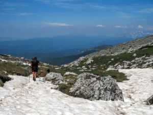 randonneuse-neige-montagne-sentier-epirus-zagori-grece