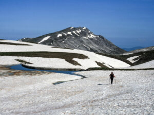 randonneuse-neige-sentier-epirus-zagori-grece