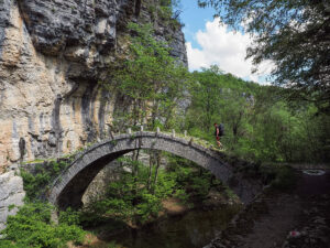 randonneuse-pont-arche-lazaridi-sentier-epirus-zagori-grece
