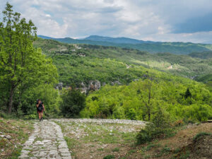 randonneuse-sentier-epirus-monodendri-zagori-grece