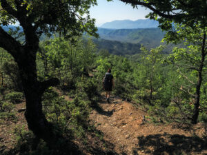 randonneuse-sentier-epirus-zagori-grece