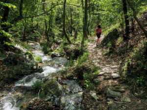 randonneuse-sentier-portaria-pelion-grece