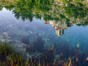 reflet-eglise-saint-sauveur-source-cetina-croatie