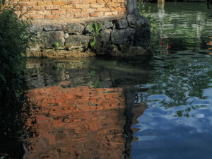 reflet-mur-brique-retenue-rastoke-croatie