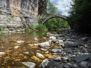 riviere-pont-arche-lazaridi-sentier-epirus-zagori-grece