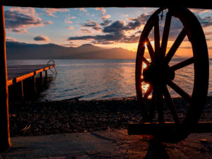roue-passerelle-cote-mer-golfe-corinthe-labiri-achaie-grece