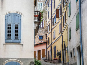 rue-facades-couleurs-motovun-croatie