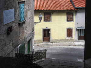 rue-maison-facade-jaune-volets-verts-escalier-labin-croatie