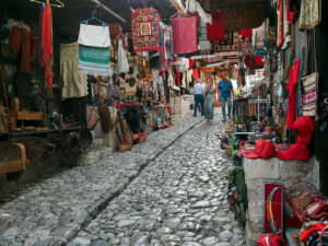 rue-pavee-bazar-kruje-albanie