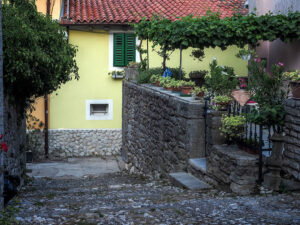 rue-pavee-facade-jaune-labin-croatie