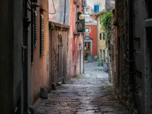 rue-pavee-facades-couleurs-labin-croatie