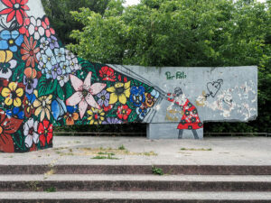 street-art-fleurs-enfant-parc-tirana-albanie