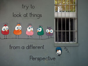 street-art-oiseaux-mur-gris-rue-tirana-albanie