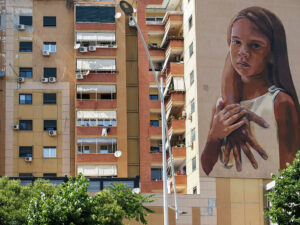 street-art-portait-fille-batiment-tirana-albanie