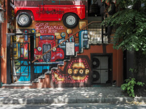 street-art-voitures-rouges-rue-tirana-albanie