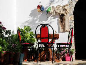 terrasse-bar-chaises-rouges-table-forteresse-berat-albanie