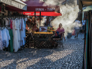 terrasse-bar-fumee-rue-mostar-bosnie