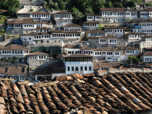 toit-maison-fenetres-berat-albanie