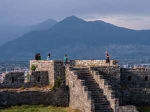 touristes-muraille-forteresse-rozafa-shkoder-albanie