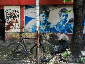 velo-street-art-rue-tirana-albanie