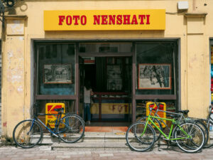 velos-facade-jaune-boutique-photo-shkoder-albanie
