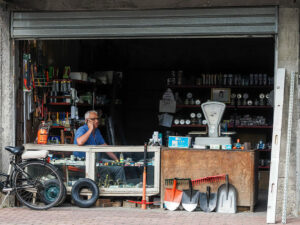 vendeur-assis-balance-marche-shkoder-albanie