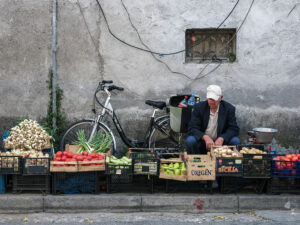 vendeur-assis-etal-marche-shkoder-albanie