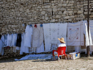 vendeuse-broderie-chapeau-assis-rue-forteresse-berat-albanie