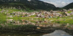 Reflet du village de Proposko en Bosnie-Herzégovine dans l'eau de son lac