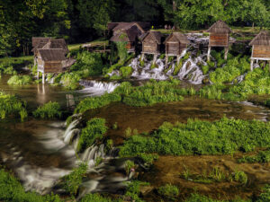 visiteurs-moulins-bois-mlincici-riviere-plivsko-nuit-jajce-bosnie