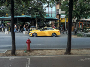 voiture-jaune-rue-tirana-albanie
