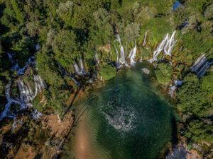 vue-aerienne-cascades-kravika-riviere-trebizat-studenci-bosnie