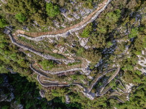 vue-aerienne-escalier-pierre-vradeto-sentier-epirus-zagori-grece