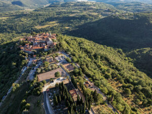 vue-aerienne-face-nord-village-groznjan-croatie