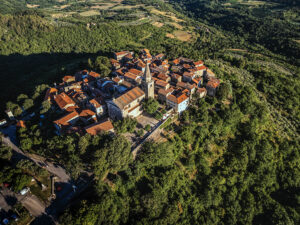 vue-aerienne-face-ouest-village-groznjan-croatie