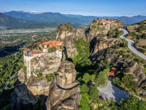 vue-aerienne-monasteres-grand-meteore-varlaam-kalambaka-grece