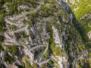 vue-aerienne-marches-escalier-vradeto-sentier-epirus-zagori-grece
